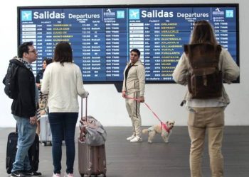 Personas esperando su vuelo en el Aeropuerto Internacional de la Ciudad de México. Foto: Andrea Murcia Monsivais / Cuartoscuro