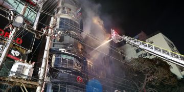 Bomberos intentan sofocar un incendio en un edificio comercial, en Dacca (Bangladesh). EFE/EPA/Suvra Kanti Das