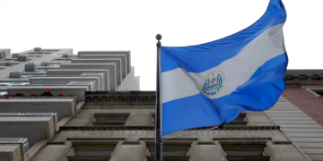 La bandera nacional salvadoreña ondea en los exteriores del Consulado General de El Salvador en Manhattan, Nueva York. Crédito: Voz de América