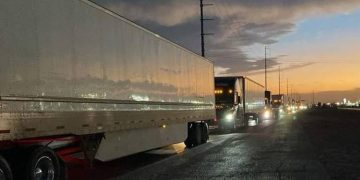 La situación generó un poco de caos vial ante la decisión tomada por la autoridad | Cortesía de Traileros de Nuevo Laredo