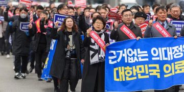 Imagen de archivo de médicos durante una protesta en Corea del Sur. - Europa Press/Contacto/KIM Jae-Hwan