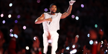 Usher actúa en el escenario durante el espectáculo de medio tiempo del Super Bowl LVIII de Apple Music en el Allegiant Stadium el 11 de febrero de 2024 en Las Vegas, Nevada. Crédito: Ezra Shaw/Getty Images