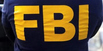 El logotipo del FBI en la chaqueta de un agente durante una redada en el distrito de Manhattan (REUTERS/Carlo Allegri)