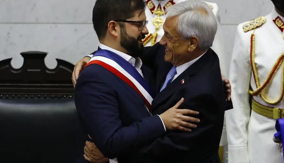 El presidente de Chile, Gabriel Boric Font, abraza al ex presidente Sebastián Piñera en el Congreso Nacional en Valparaíso, Chile (Europa Press)