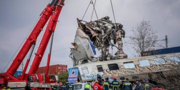 Trabajos de búsqueda y rescate tras la colisión de dos trenes en febrero de 2023 en Grecia. - Eurokinissi/Eurokinissi via ZUMA / DPA