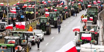 Agricultores polacos bloquean una carretera durante las protestas contra la política agraria europea. - Karol Serewis/SOPA Images via ZU / DPA