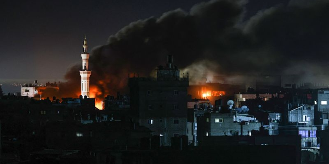 Olas de humo salen durante el bombardeo israelí sobre Rafah, en el sur de la Franja de Gaza, el 12 de febrero de 2024. (Crédito: Khatib/AFP/Getty Images)