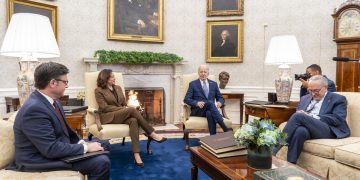 El presidente de EE.UU., Joe Biden (c-d), y la vicepresidenta de EE.UU, Kamala Harris (c-i), se reúnen con los líderes del Congreso en el Despacho Oval de la Casa Blanca, en Washington. EFE/EPA/Bonnie Cash/Pool