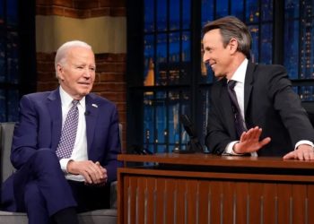 El presidente Joe Biden habla con el presentador Seth Meyers el 26 de febrero de 2024. Evan Vucci/AP