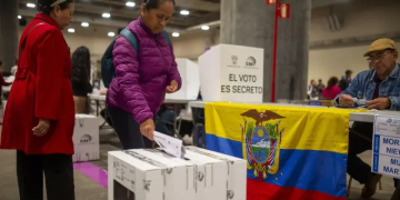 Ecuatorianos en España votan durante la segunda vuelta de las elecciones presidenciales anticipadas - Europa Press/Contacto/Luis Soto