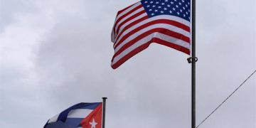 Bandera de EEUU (derecha) y de Cuba (izquierda) - Europa Press/Contacto/Jorge Sanz - Archivo