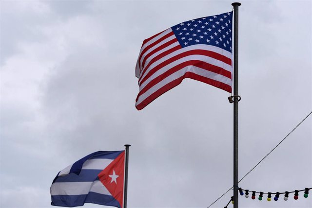Bandera de EEUU (derecha) y de Cuba (izquierda) - Europa Press/Contacto/Jorge Sanz - Archivo
