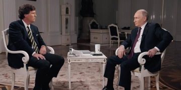 El presidente ruso, Vladimir Putin (derecha), durante una entrevista con el polémico presentador de televisión estadounidense Tucker Carlson - Europa Press/Contacto/Tucker Carlson Network
