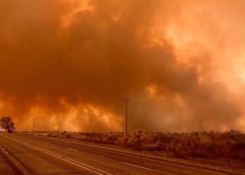 Un incendio forestal arde al noroeste de Canadian, Texas. (Cortesía de Miguel Lira/Booker Grocery Cafe & Catering)