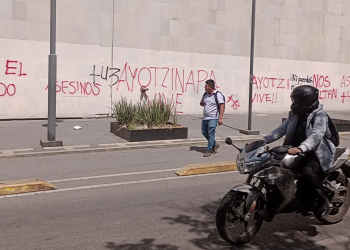Manifestación afuera de la SRE por caso Ayotzinapa. Foto de @MrElDiablo8