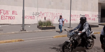 Manifestación afuera de la SRE por caso Ayotzinapa. Foto de @MrElDiablo8