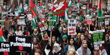 Manifestantes pro palestinos portan pancartas durante una manifestación de "Marcha Nacional por Palestina" en el centro de Londres, Gran Bretaña. EFE/EPA/Andy Rain