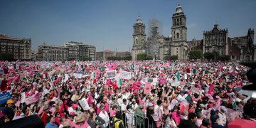 Miles de personas participan durante la 'Marcha por nuestra Democracia' el 18 de febrero en la Ciudad de México. Foto de EFE/Isaac Esquivel