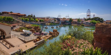 El parque temático PortAventura es un complejo de entretenimiento en el sur de Cataluña. PitK/Alamy Foto de stock/Archivo