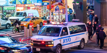 Una patrulla policial en Times Square el 6 de febrero de 2024 en la ciudad de Nueva York (Crédito: Spencer Platt/Getty Images)