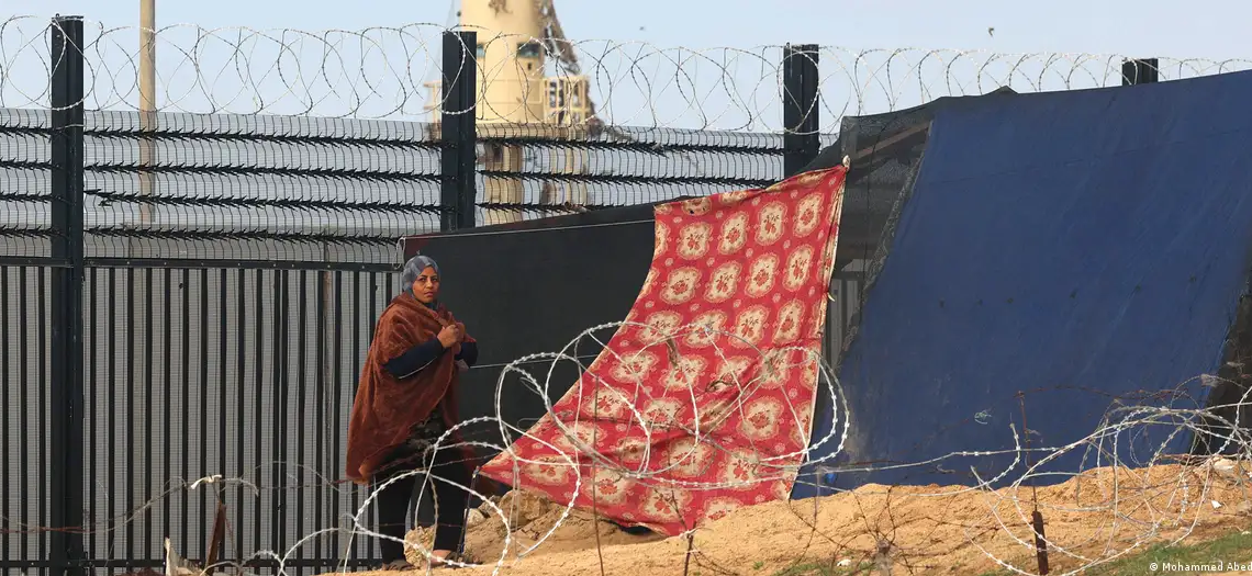 Palestinos desplazados acampan cerca de la valla fronteriza entre Gaza y Egipto (16.02.2024)Imagen: Mohammed Abed/AFP