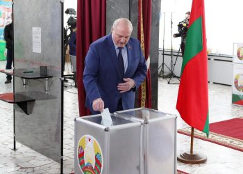 El presidente de Bielorrusia, Alexander Lukashenko, votando - Europa Press/Contacto/Henadz Zhinkov - Archivo
