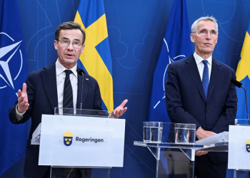 El primer ministro de Suecia Ulf Kristersson y el secretario general de la OTAN Jens Stoltenberg en una rueda de prensa en Estocolmo en octubre. (Crédito: Jonas Ekstromer/Agencia de Noticias TT/Reuters)