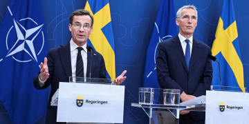 El primer ministro de Suecia Ulf Kristersson y el secretario general de la OTAN Jens Stoltenberg en una rueda de prensa en Estocolmo en octubre. (Crédito: Jonas Ekstromer/Agencia de Noticias TT/Reuters)