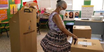 Ciudadanos ejercen su voto durante las elecciones municipales, hoy domingo en Santo Domingo (República Dominicana). EFE/ Orlando Barría