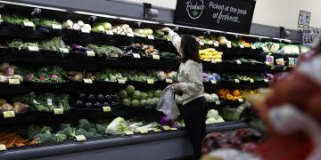 Una cliente elige productos en un supermercado de Albertsons, en Alhambra, California (EE.UU.). EFE/EPA/Caroline Brehman