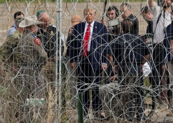 El expresidente Donald Trump visita la frontera entre Estados Unidos y México en Eagle Pass, Texas, el 29 de febrero. Go Nakamura/Reuters