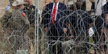 El expresidente Donald Trump visita la frontera entre Estados Unidos y México en Eagle Pass, Texas, el 29 de febrero. Go Nakamura/Reuters