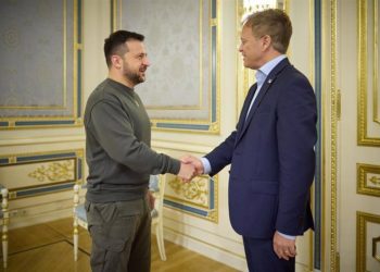 El presidente de Ucrania, Volodimir Zelenski, estechando la mano al ministro de Defensa de Reino Unido, Grant Shapps - -/Ukrainian Presidential Press O / Dpa