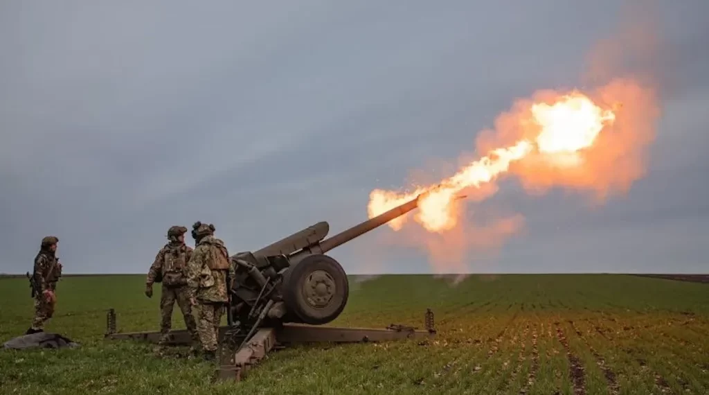 Un obús D-30 de 122 mm es disparado en la región de Donetsk. (Crédito: Mykhaylo Palinchak/SOPA Images/Sipa USA)