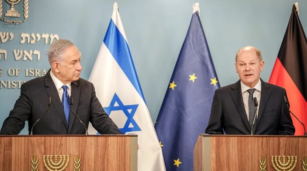 El canciller de Alemania, Olaf Scholz, y el primer ministro de Israel, Benjamin Netanyahu, ofrecen una declaración a la prensa en Jerusalén, Israel, el 17 de marzo. (Crédito: Kay Nietfeld/picture alliance/Getty Images)