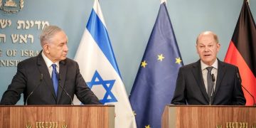 El canciller de Alemania, Olaf Scholz, y el primer ministro de Israel, Benjamin Netanyahu, ofrecen una declaración a la prensa en Jerusalén, Israel, el 17 de marzo. (Crédito: Kay Nietfeld/picture alliance/Getty Images)