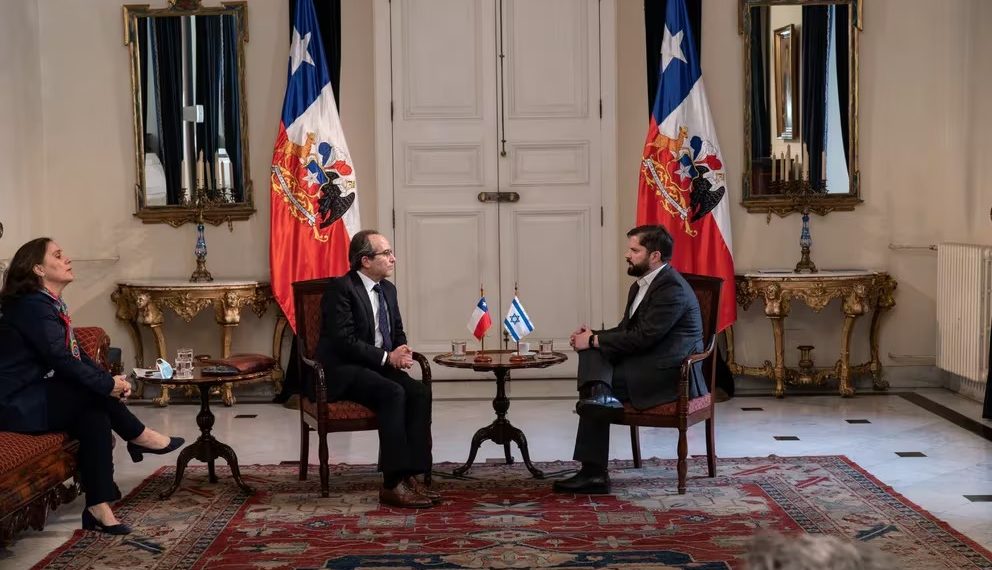 El embajador Gil Artzyeli junto a Boric (Ximena Navarro/Chile Presidency/Handout via REUTERS)