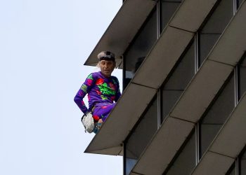 El "hombre araña" francés escala una torre en apoyo de las reivindicaciones filipinas sobre el Mar de China Meridional