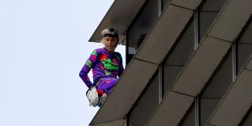 El "hombre araña" francés escala una torre en apoyo de las reivindicaciones filipinas sobre el Mar de China Meridional