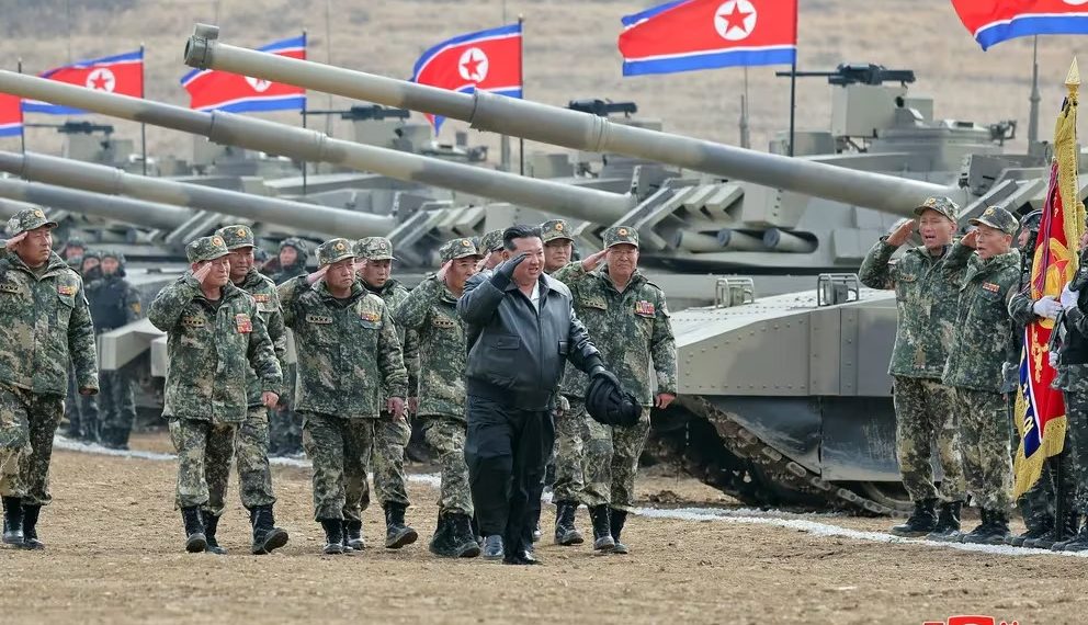 El líder norcoreano Kim Jong Un saluda mientras guía una demostración militar en la que participan unidades de tanques, en Corea del Norte, el 13 de marzo de 2024 en esta imagen difundida el 14 de marzo de 2024 por la Agencia Central de Noticias de Corea. KCNA via REUTERS