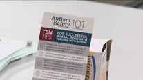 La concientización sobre el autismo era el objetivo del Departamento de Policía de South Fulton, que recibió capacitación especial para tratar con personas que viven con autismo. Fuente: FOX 5