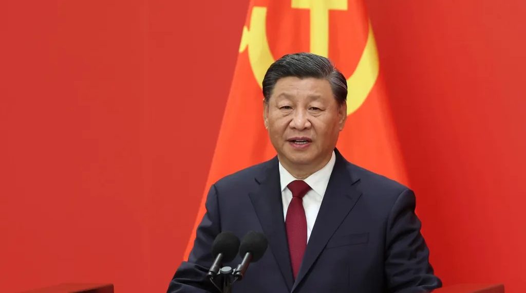 El líder chino, Xi Jinping, habla en el Congreso Nacional del Partido Comunista el 23 de octubre de 2022 en Beijing. (Crédito: Lintao Zhang/Getty Images)