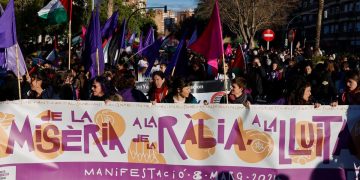 Manifestación con motivo del Día de la Mujer convocada por la Asamblea Feminista de València, con el lema "De la miseria a la rabia, de la rabia a la lucha". ANA ESCOBAR (EFE)