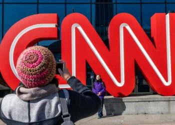 La gente toma fotografías fuera de la sede mundial de Cable News Network (CNN) el 17 de noviembre de 2022 en Atlanta. (Foto de Brandon Bell/Getty Images)