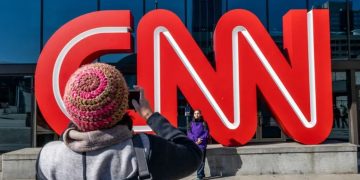 La gente toma fotografías fuera de la sede mundial de Cable News Network (CNN) el 17 de noviembre de 2022 en Atlanta. (Foto de Brandon Bell/Getty Images)