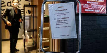 Fotografía de un aviso de cierre temporal de un McDonalds en el distrito Shimbashi de Tokio el 15 de marzo de 2024. (Foto de PHILIP FONG/AFP vía Getty Images)
