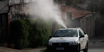 Fotografía de lo que se conoce como un 'carro de humo', que rocía veneno para combatir las larvas y mosquitos responsables de transmitir el dengue, en un recorrido por San Pablo (EFE/Isaac Fontana)