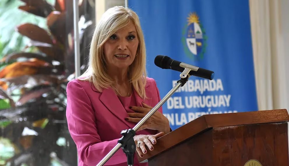 Beatriz Argimón, vicepresidenta de Uruguay, durante la conferencia que brindó en la residencia del embajador en Buenos Aires (Foto: Nicolás Stulberg)