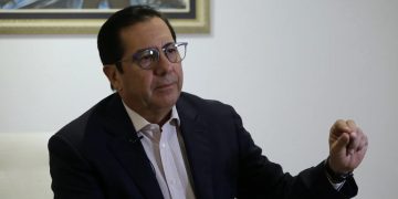 El expresidente de Panamá Martín Torrijos habla durante una entrevista con EFE, en Ciudad de Panamá (Panamá). EFE/Carlos Lemos