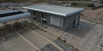 Fotografía aérea que muestra las instalaciones de una aduana abandonada en la cual se construirá una nueva estación migratoria. EFE/ Luis Torres